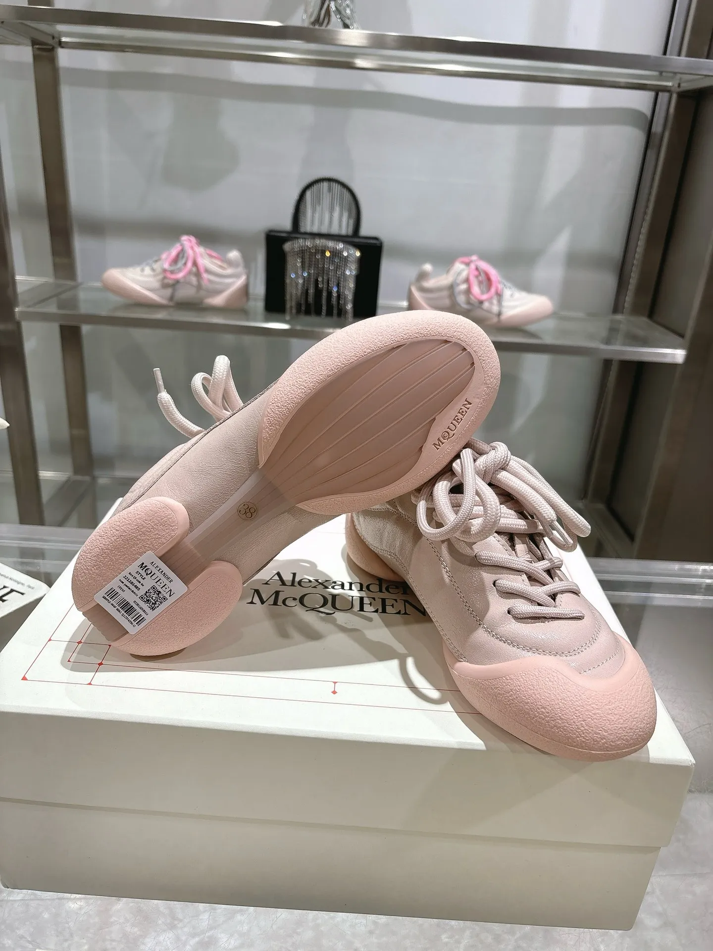 p580💰Couple model 𝐀𝐥𝐞𝐱𝐚𝐧𝐝𝐞𝐫 𝐌𝐜𝐐𝐮𝐞𝐞𝐧#/Alexander McQueen’s latest Flexion series, retro, casual, sneakers, original purchase, development, production, this Flexion Off Low-top sneakers in white grained leather with varying sized laces and an anatomically inspired lightweight segmented sole. The reverse skull pattern is embossed on the heel. Fabric: Original customized imported first-layer cowhide. Lining: Customized imported breathable mesh lining. Sole: Original open-molded non-slip TPU material. Bottom thickness: 2CM. Size: #Female size 35-40 (40 customized, non-refundable) #Men’s code 39-45 (45 customized, non-refundable)